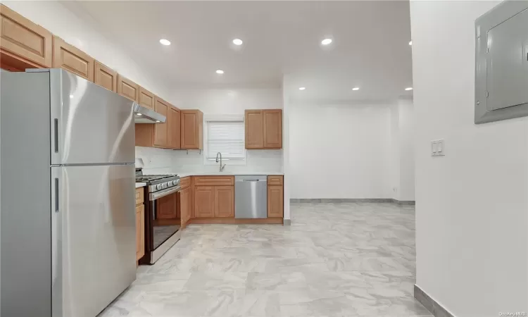 116-07 Metropolitan Avenue, New York, NY, 2 Bedrooms Bedrooms, 3 Rooms Rooms,1 BathroomBathrooms,Residential Lease,For Rent,Metropolitan,L3584332