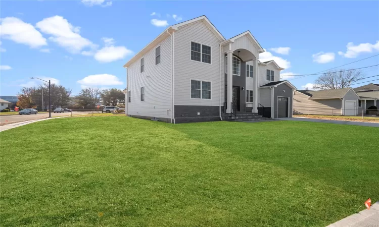 View of front facade with a front yard