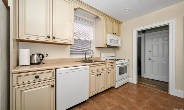 54-16 69 Place, New York, NY, 8 Bedrooms Bedrooms, 17 Rooms Rooms,3 BathroomsBathrooms,Residential Income,For Sale,69,L3584875