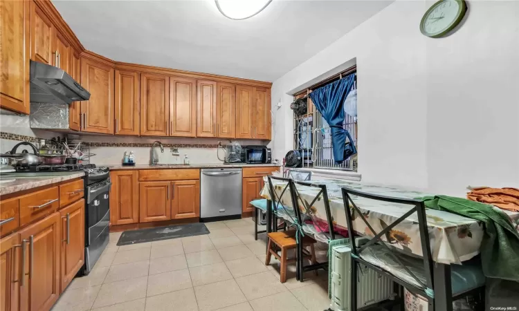 31-31 138th Street, New York, NY, 1 Bedroom Bedrooms, 5 Rooms Rooms,1 BathroomBathrooms,Residential,For Sale,138th,L3585313