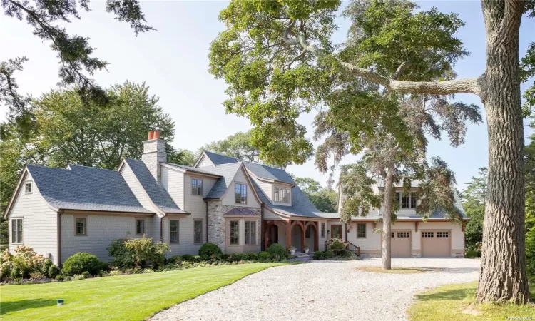 Gated property, 2 car garage