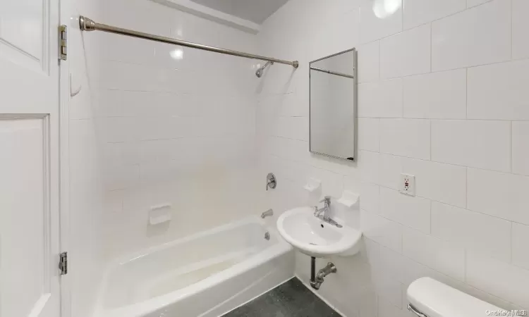 71-49 160th Street, New York, NY, 3 Bedrooms Bedrooms, 5 Rooms Rooms,2 BathroomsBathrooms,Residential Lease,For Rent,160th,L3586659