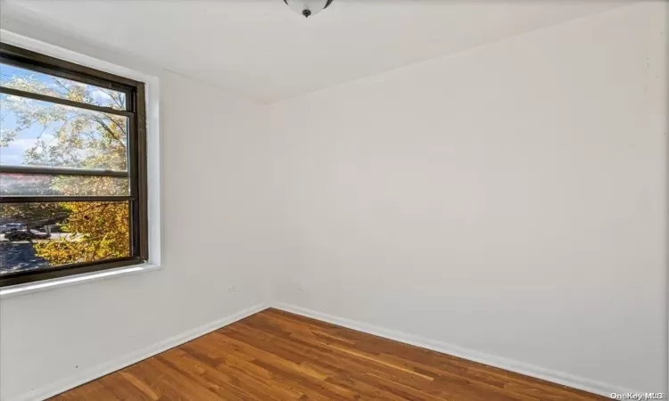 ***Bonus Room**/Den/office