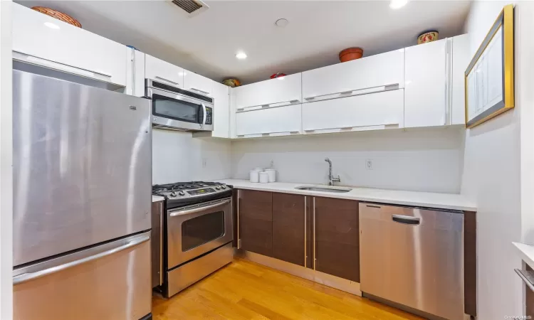 35-40 30th Street, New York, NY, 1 Bedroom Bedrooms, 4 Rooms Rooms,1 BathroomBathrooms,Residential,For Sale,30th,L3586840