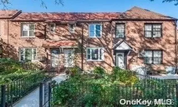 31-14 77 Street, New York, NY, 3 Bedrooms Bedrooms, 6 Rooms Rooms,2 BathroomsBathrooms,Residential,For Sale,77,L3587467