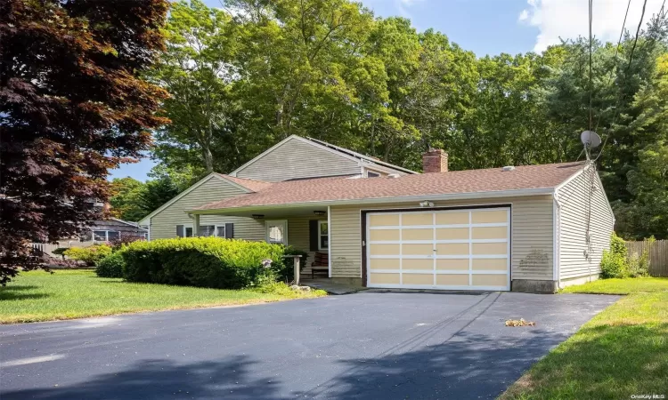 20 Stratler Drive, Brookhaven, NY, 5 Bedrooms Bedrooms, 10 Rooms Rooms,2 BathroomsBathrooms,Residential,For Sale,Stratler,L3588014