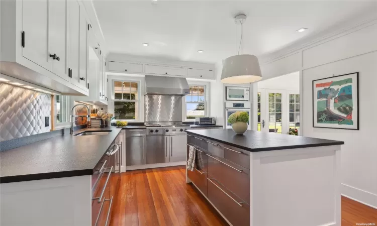 sleek and chic kitchen