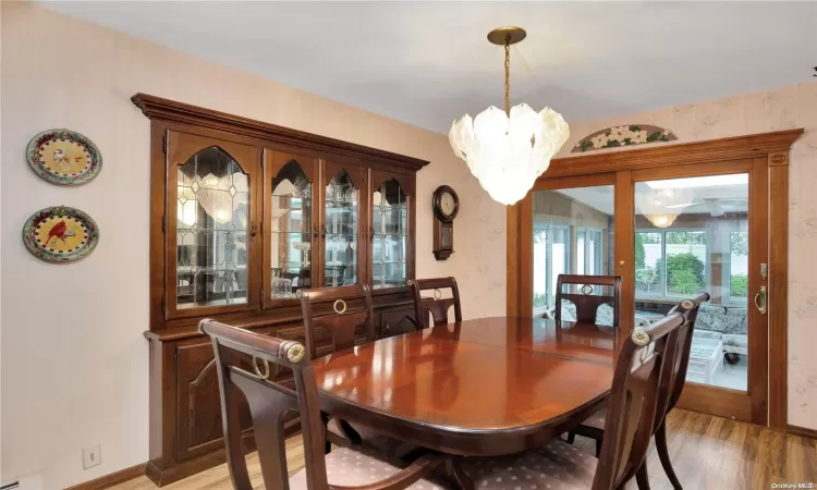 CLASSIC FORMAL DINING ROOM