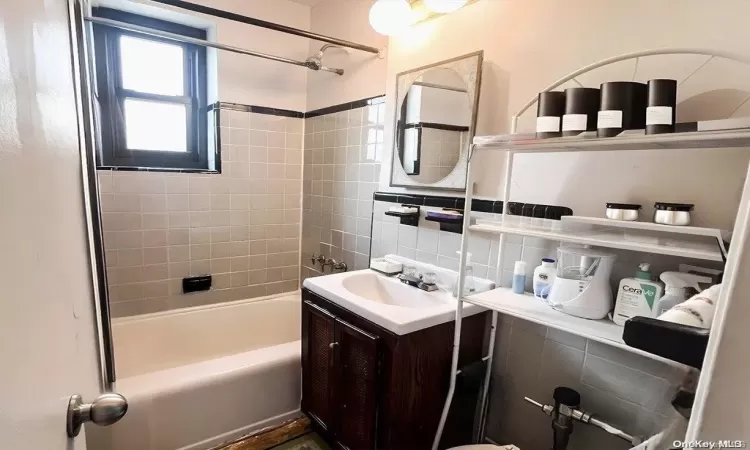 75-05 210 Street, New York, NY, 1 Bedroom Bedrooms, 4 Rooms Rooms,1 BathroomBathrooms,Residential,For Sale,210,L3588883