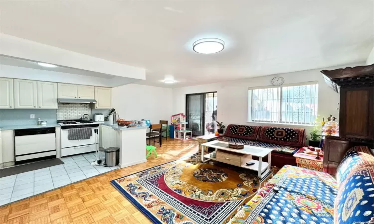 87-72 52nd Avenue, New York, NY, 2 Bedrooms Bedrooms, 6 Rooms Rooms,1 BathroomBathrooms,Residential,For Sale,52nd,L3588937