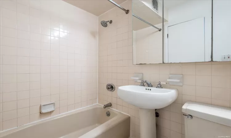 119-40 Metropolitan Avenue, New York, NY, 2 Bedrooms Bedrooms, 5 Rooms Rooms,2 BathroomsBathrooms,Residential,For Sale,Metropolitan,L3589356