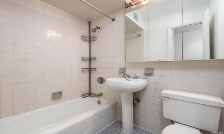 119-40 Metropolitan Avenue, New York, NY, 2 Bedrooms Bedrooms, 5 Rooms Rooms,2 BathroomsBathrooms,Residential,For Sale,Metropolitan,L3589356