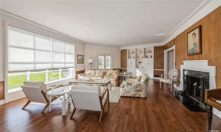 Living Room with fireplace