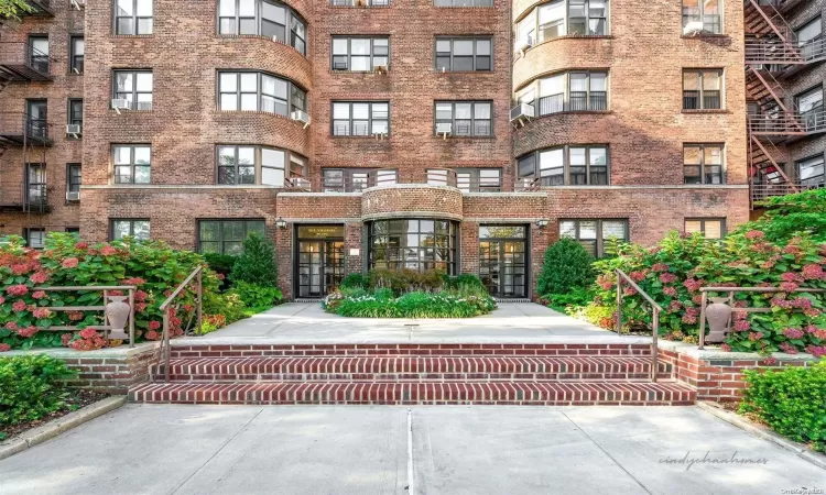 98-120 Queens Boulevard, New York, NY, 3 Bedrooms Bedrooms, 11 Rooms Rooms,3 BathroomsBathrooms,Residential,For Sale,Queens,L3590803