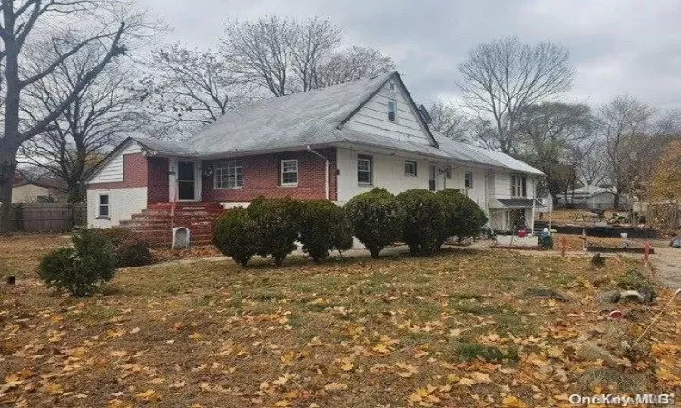 11 Jackson Avenue, Brentwood, NY, 8 Bedrooms Bedrooms, 17 Rooms Rooms,3 BathroomsBathrooms,Residential,For Sale,Jackson,L3593592