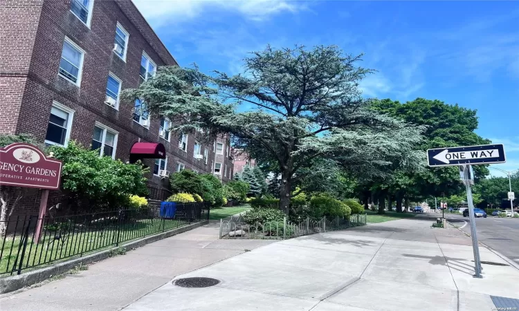 141-13 Union Turnpike, New York, NY, 1 Bedroom Bedrooms, 3 Rooms Rooms,1 BathroomBathrooms,Residential,For Sale,Union Turnpike,L3556338