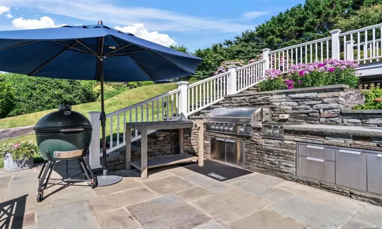 Patio w/ built in grill & burners