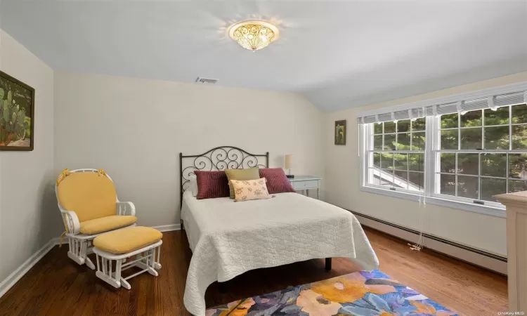 Guest room with bath - STAGED