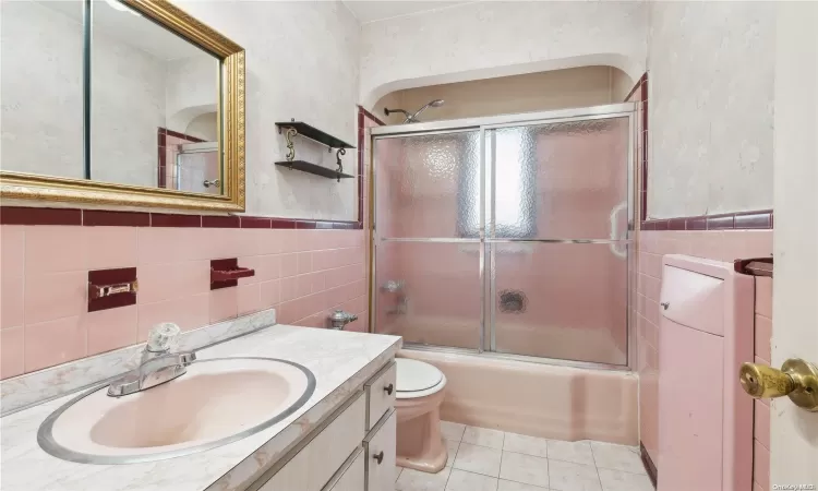 69-44 172nd Street, New York, NY, 3 Bedrooms Bedrooms, 5 Rooms Rooms,2 BathroomsBathrooms,Residential,For Sale,172nd,L3563356