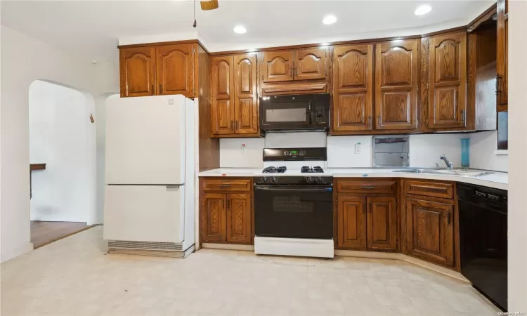 69-44 172nd Street, New York, NY, 3 Bedrooms Bedrooms, 5 Rooms Rooms,2 BathroomsBathrooms,Residential,For Sale,172nd,L3563356