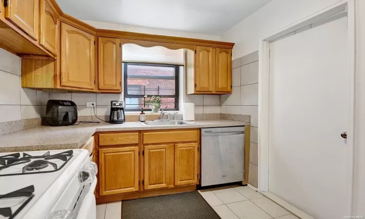 1200 53, New York, NY, 2 Bedrooms Bedrooms, 6 Rooms Rooms,1 BathroomBathrooms,Residential,For Sale,53,L3563960