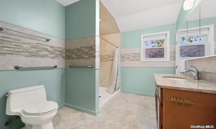 Huge  Full Bathroom