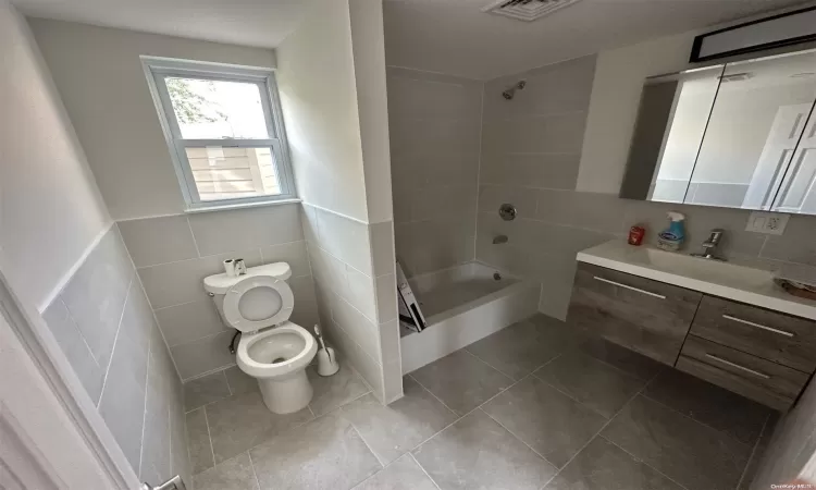 607 West Road, New York, NY, 5 Bedrooms Bedrooms, 12 Rooms Rooms,2 BathroomsBathrooms,Residential Income,For Sale,West,L3577912