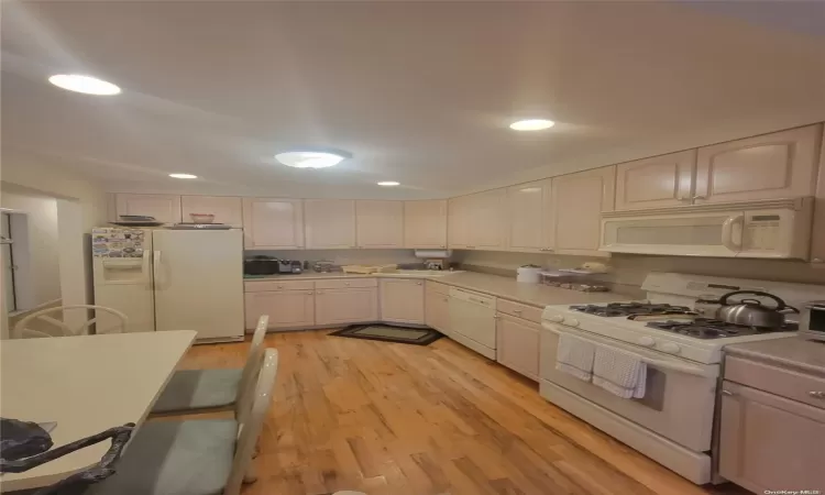 60-11 75th Street, New York, NY, 6 Bedrooms Bedrooms, 12 Rooms Rooms,3 BathroomsBathrooms,Residential Income,For Sale,75th,L3579250