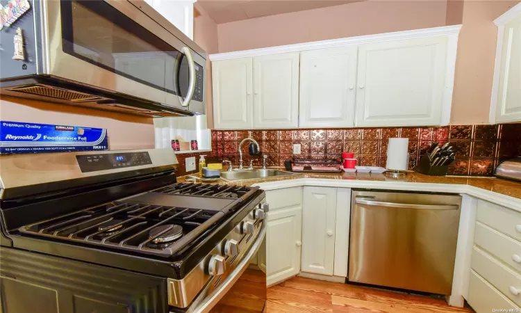 131-13 86th Road, New York, NY, 3 Bedrooms Bedrooms, 7 Rooms Rooms,2 BathroomsBathrooms,Residential Income,For Sale,86th,L3579284