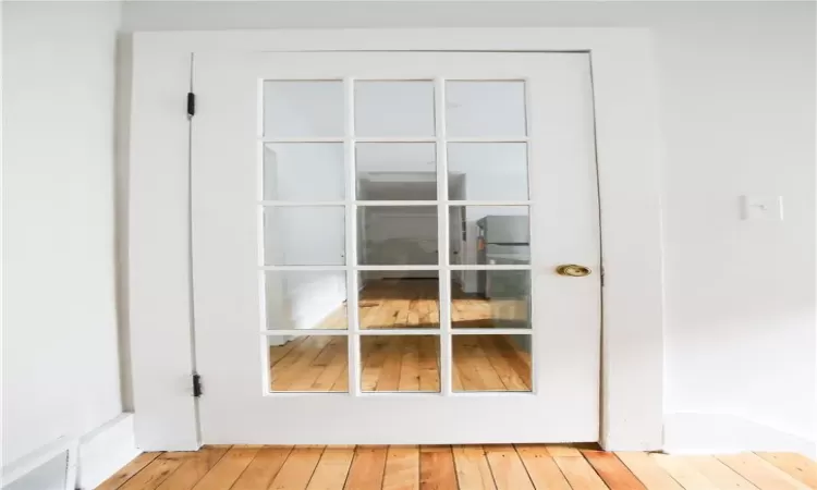 Interior details with hardwood / wood-style floors