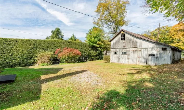 View of yard featuring an outbuilding