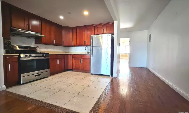 70-26 Queens Boulevard, New York, NY, 2 Bedrooms Bedrooms, 4 Rooms Rooms,2 BathroomsBathrooms,Residential,For Sale,Queens,L3589862