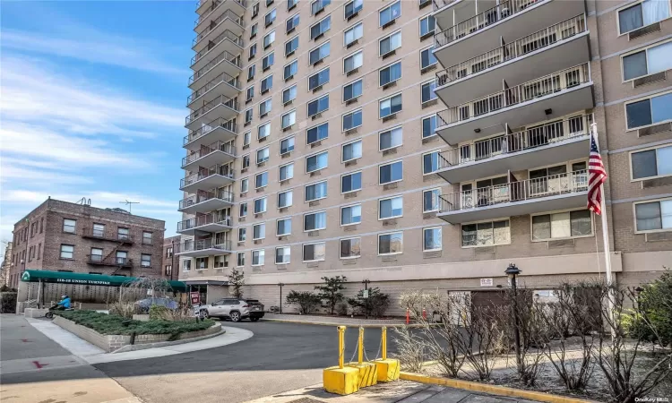 118-18 Union Turnpike, New York, NY, 1 Bedroom Bedrooms, 4 Rooms Rooms,1 BathroomBathrooms,Residential,For Sale,Union Turnpike,L3538286