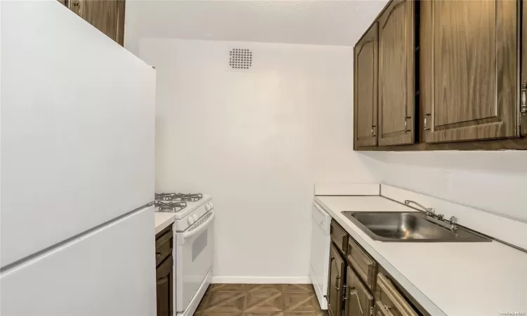 118-18 Union Turnpike, New York, NY, 1 Bedroom Bedrooms, 4 Rooms Rooms,1 BathroomBathrooms,Residential,For Sale,Union Turnpike,L3538286