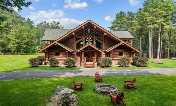 Cabin featuring a front yard