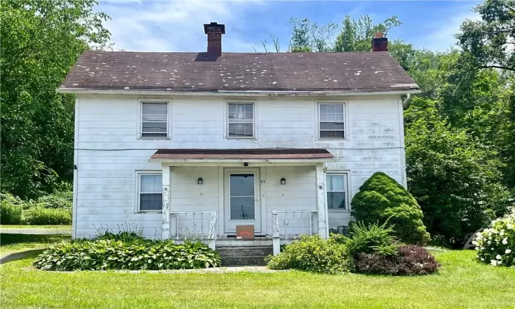 View of front of house featuring a front yard