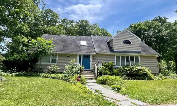 View of front of home featuring a front yard