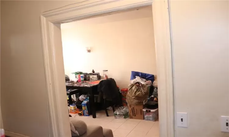 Laundry area featuring light tile patterned floors