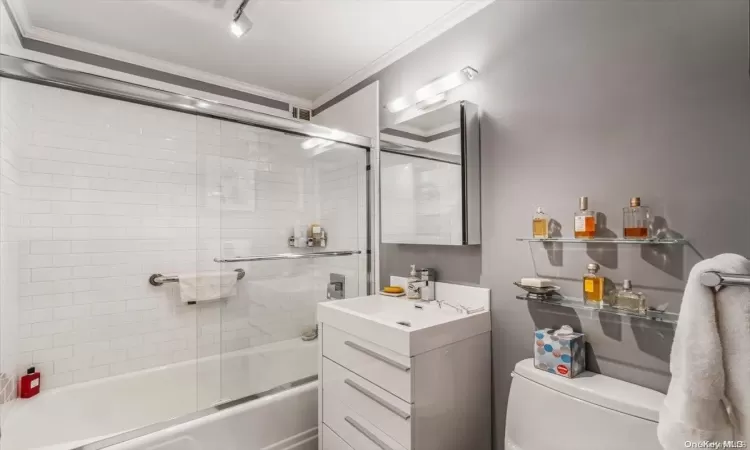 166-25 Powells Cove Blvd, New York, NY, 4 Bedrooms Bedrooms, 8 Rooms Rooms,2 BathroomsBathrooms,Residential,For Sale,Powells Cove Blvd,L3512525