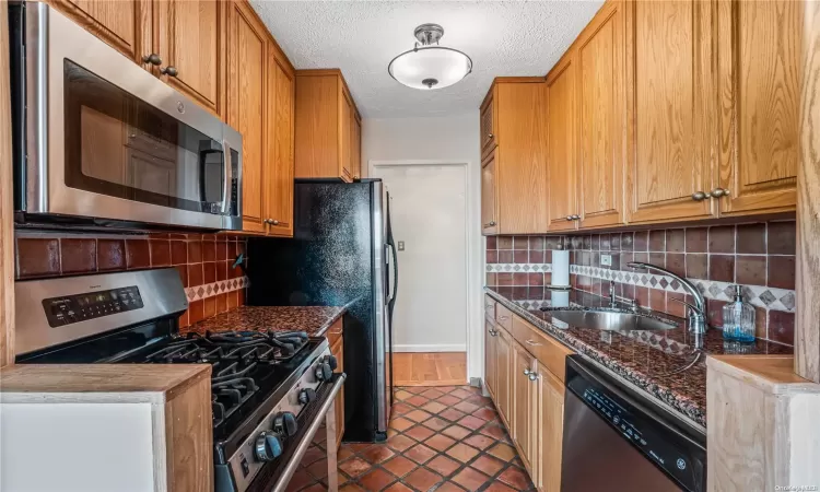 17-85 215 Street, New York, NY, 1 Bedroom Bedrooms, 4 Rooms Rooms,1 BathroomBathrooms,Residential,For Sale,215,L3576700