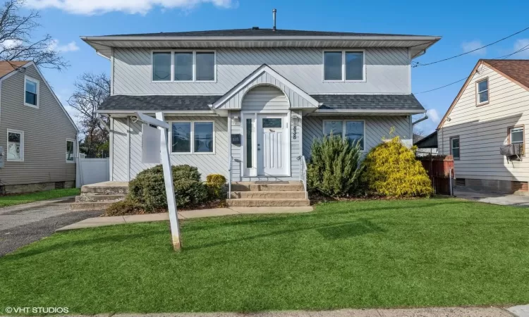 View of front facade with a front yard