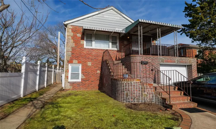 View of front of property featuring a front lawn