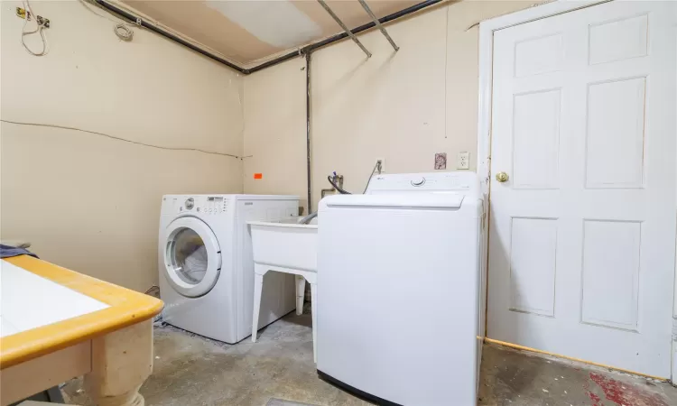 Clothes washing area with independent washer and dryer