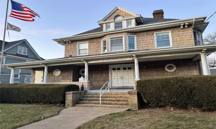 View of front facade with a porch