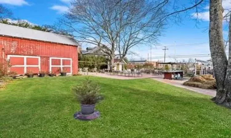 View of yard featuring an outbuilding