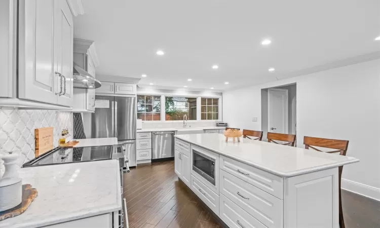 Kitchen with a breakfast bar area