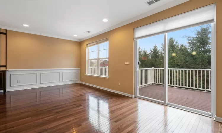 Light-filled living rm