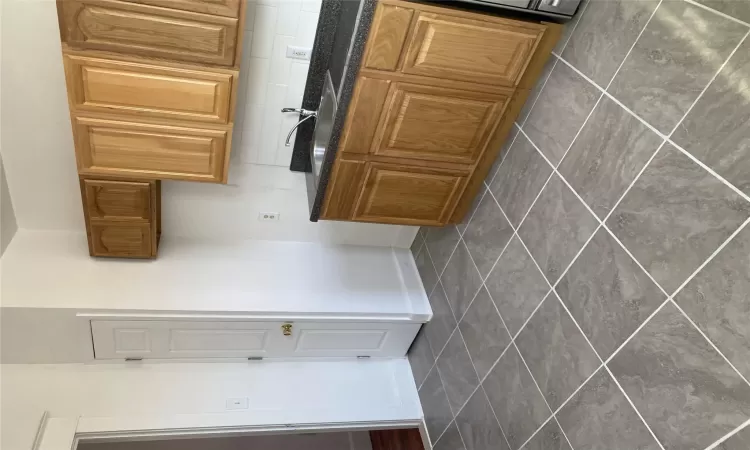 Kitchen with tasteful backsplash and sink