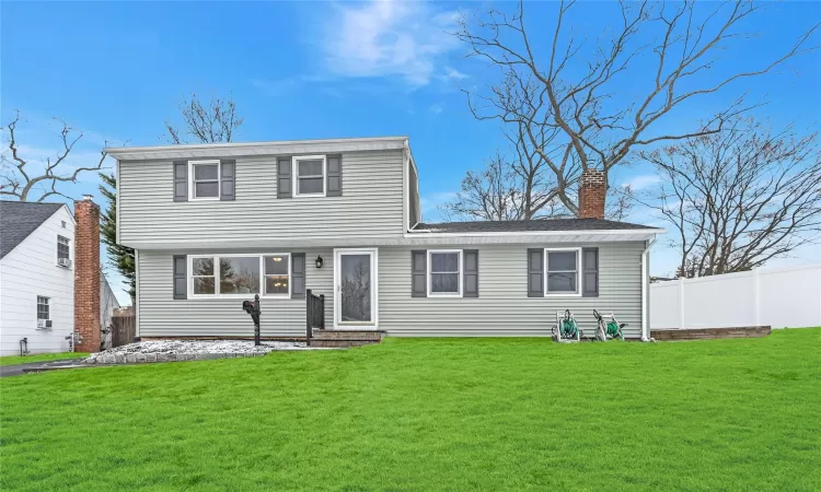 View of front facade with a front yard