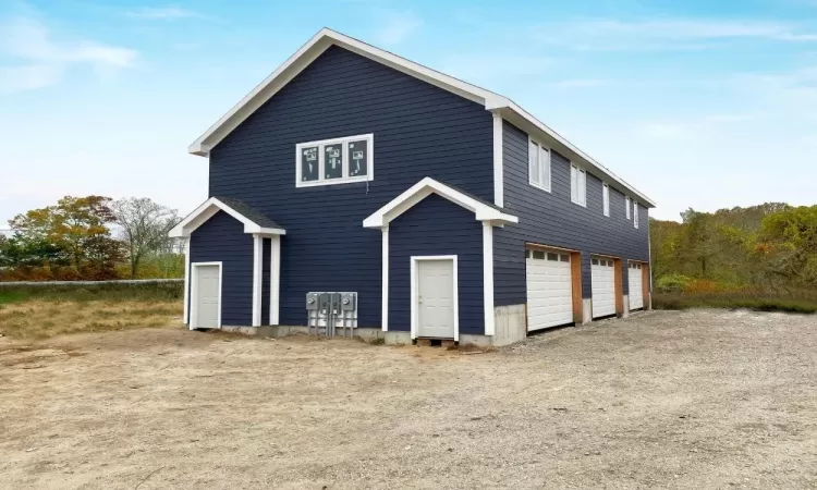 Property with 3 garage doors